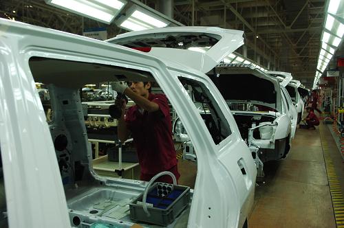 安徽合肥江淮汽車(chē)公司工作人員在生產(chǎn)線上裝配汽車(chē)(10月8日攝)。據(jù)中國(guó)汽車(chē)工業(yè)協(xié)會(huì)10月13日發(fā)布的最新統(tǒng)計(jì),在國(guó)家一系列擴(kuò)大汽車(chē)消費(fèi)政策推動(dòng)下,今年1-9月國(guó)產(chǎn)汽車(chē)產(chǎn)銷(xiāo)雙超去年全年,分別超過(guò)960萬(wàn)輛,逼近千萬(wàn)輛大關(guān)。 新華社記者 李健 攝