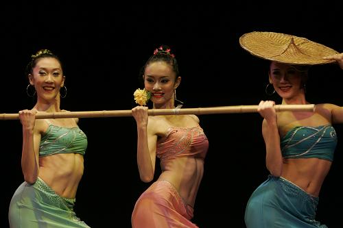10月13日,來自中國中央民族歌舞團(tuán)的演員在匈牙利首都布達(dá)佩斯舉行的中國文化節(jié)上表演傣族舞蹈。為慶祝中匈建交60周年,中國文化節(jié)當(dāng)日在布達(dá)佩斯拉開帷幕。新華社發(fā)(馬克·米爾施泰因攝)