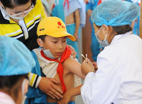 10月14日,一名拉薩市第一小學(xué)的學(xué)生在接種甲型H1N1流感疫苗。當(dāng)日,西藏自治區(qū)衛(wèi)生防疫部門開始為中小學(xué)學(xué)生和幼兒園小朋友接種甲型H1N1流感疫苗。日前,由衛(wèi)生部緊急調(diào)撥西藏的20萬劑甲型H1N1流感疫苗開始為一線醫(yī)務(wù)人員和學(xué)生、教職員工首先進(jìn)行接種。新華社記者 格桑達(dá)瓦 攝