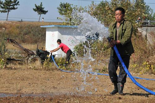 10月14日,山東乳山市農(nóng)民在田間澆水準(zhǔn)備播種小麥。秋種時節(jié),山東省乳山市積極應(yīng)對目前出現(xiàn)的旱情,抽調(diào)技術(shù)人員組成秋種小組指導(dǎo)農(nóng)民造墑?chuàng)尫N小麥,同時農(nóng)資等部門提前備足化肥、農(nóng)藥等,以保證秋種物資供應(yīng)。據(jù)乳山市農(nóng)業(yè)局統(tǒng)計,今年全市計劃種植小麥29萬畝,截至目前,全市已搶種小麥11.5萬畝。新華社發(fā)(劉國賢 攝)