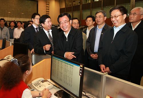 10月11日至15日,中共中央政治局常委、中央紀(jì)委書記賀國(guó)強(qiáng)在上海考察。這是10月14日,賀國(guó)強(qiáng)在上海期貨交易所交易大廳考察。新華社記者 龐興雷 攝