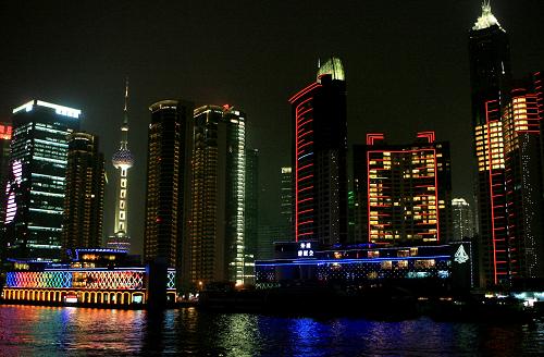 上海浦東新區(qū)陸家嘴夜色(9月27日攝)。上海市浦東新區(qū)發(fā)改委10月14日發(fā)布的信息顯示,今年前三季度浦東實(shí)現(xiàn)工業(yè)總產(chǎn)值4991億元,同比增長3.3%,不僅扭轉(zhuǎn)了上半年的下降格局,而且7、8、9三個(gè)月的當(dāng)月增幅均達(dá)到兩位數(shù)以上。進(jìn)入下半年以來,受到國際金融危機(jī)正面沖擊的上海市浦東新區(qū)經(jīng)濟(jì)出現(xiàn)強(qiáng)勢反彈,各項(xiàng)經(jīng)濟(jì)指標(biāo)進(jìn)一步向好。新華社記者 陳飛 攝