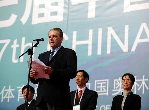 10月16日,國際奧委會主席羅格在開幕式上致辭。新華社記者 燕雁 攝