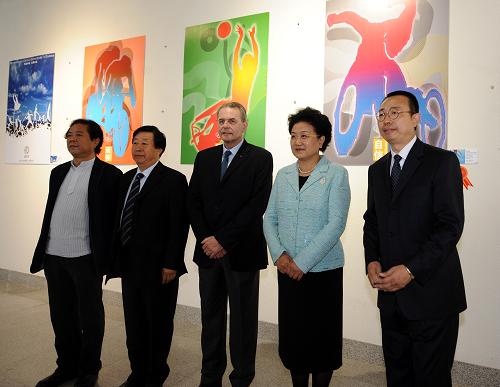 10月16日,中共中央政治局委員、國務(wù)委員劉延?xùn)|(右二)和國際奧委會主席羅格(中)等在參觀展覽后合影。新華社記者 燕雁 攝