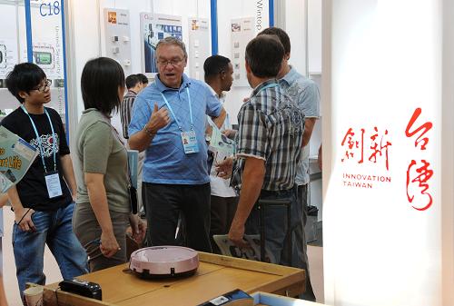 10月17日,采購商在咨詢臺(tái)灣產(chǎn)的智能吸塵器的相關(guān)信息。在第106屆廣交會(huì)上,我國臺(tái)灣參展企業(yè)積極開拓大陸市場(chǎng),參展企業(yè)數(shù)量達(dá)到52家。新華社記者 盧漢欣 攝