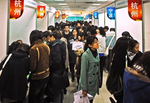 11月28日,大學(xué)生們參加現(xiàn)代農(nóng)業(yè)創(chuàng)業(yè)招聘會(huì)。新華社記者 譚進(jìn) 攝