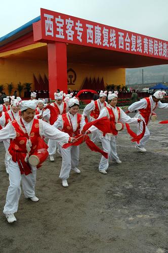 11月28日,腰鼓隊(duì)在開(kāi)工奠基儀式上表演。新華社記者 石志勇 攝