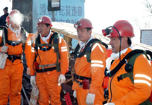 11月28日,救援人員在等待救援指令。11月27日13時(shí)55分,吉林省梅河口市中和煤礦發(fā)生潰水(泥)事故,16名礦工被困井下。目前事故救援工作正在緊張進(jìn)行。據(jù)介紹,由于這是一起因冒頂引發(fā)的事故,給救援工作帶來很大困難,井下情況不清,救援進(jìn)展緩慢。截至記者發(fā)稿時(shí)為止,尚未與井下礦工取得聯(lián)系,被困的16名礦工生死不明。新華社記者 郎秋紅 攝