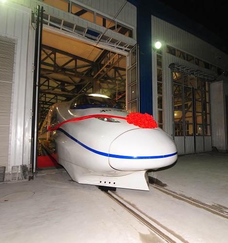 12月26日凌晨,首列動車組從武漢動車基地出庫,進入武漢火車站,執(zhí)行首次武漢到廣州的高速運營。新華社記者 程敏 攝