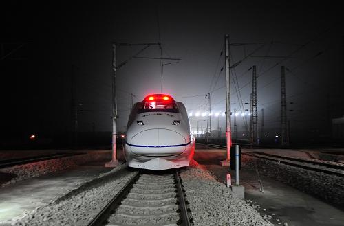 12月26日凌晨,首列動車組從武漢動車基地出庫,進入武漢火車站,執(zhí)行首次武漢到廣州的高速運營。新華社記者 程敏 攝