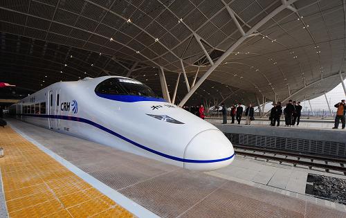 12月26日9時,首次武漢至廣州高速動車組駛出武漢火車站。當(dāng)日,武廣高鐵正式通車運營,標(biāo)志著我國步入高速鐵路新時代。新華社記者 程敏 攝