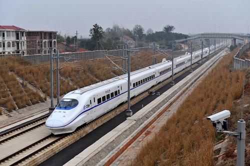 12月26日9時16分許,從武漢始發(fā)的首列動車組列車行駛在湖北省咸寧市境內(nèi)的武廣鐵路客運專線上。新華社記者 杜華舉 攝