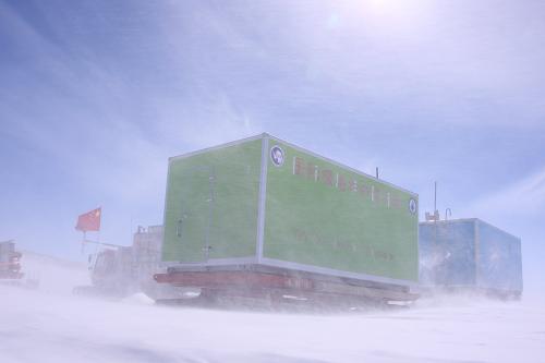 1月2日,暴風(fēng)卷起的飛雪將中國(guó)南極內(nèi)陸格羅夫山考察隊(duì)宿營(yíng)地籠罩在一片白色煙霧中。新華社記者 崔靜 攝