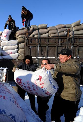 1月10日,新疆富蘊(yùn)縣的牧民正在搬運(yùn)新疆各界支援雪災(zāi)的飼草料。自1月初以來,新疆北部遭受罕見大雪。天氣轉(zhuǎn)晴后,富蘊(yùn)縣又遭遇了多年來少見的嚴(yán)寒冰凍天氣。為應(yīng)對(duì)極端氣候帶來的危害,當(dāng)?shù)卣畣?dòng)救災(zāi)抗災(zāi)緊急措施,投入資金近1800余萬元,全力抵御大雪嚴(yán)寒造成的災(zāi)害。新華社記者 沈橋 攝