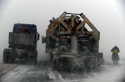 1月25日,車輛受困于內(nèi)蒙古105省道正鑲白旗段。新華社記者 張領(lǐng) 攝