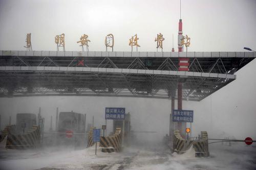 風(fēng)沙彌漫的內(nèi)蒙古105省道正鑲白旗明安圖收費站的“圖”字被大風(fēng)刮去了一部分(1月25日攝)。新華社記者 張領(lǐng) 攝