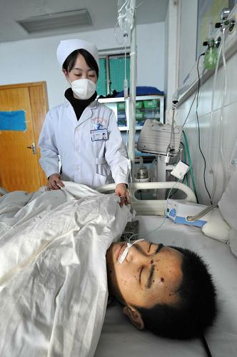 1月26日,受傷消防員在接受救治。新華社記者 龍弘濤 攝