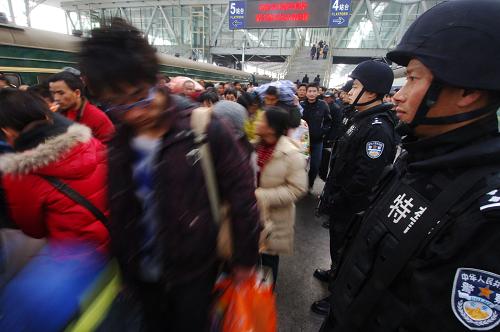1月26日,幾名特警在阜陽(yáng)火車站演練站臺(tái)執(zhí)勤。當(dāng)日,安徽蚌埠鐵路公安處特警支隊(duì)與阜陽(yáng)火車站派出所聯(lián)合舉行“春運(yùn)安保處突應(yīng)急演練”,以實(shí)戰(zhàn)檢驗(yàn)應(yīng)急預(yù)案的實(shí)施效果,為即將到來(lái)的2010年春運(yùn)安保做準(zhǔn)備。春運(yùn)期間,安徽阜陽(yáng)火車站為加強(qiáng)安保工作,將增派特警24小時(shí)執(zhí)勤,為旅客安全出行護(hù)航。新華社記者 李健 攝