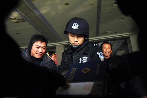 1月26日,一名特警在阜陽(yáng)火車站演練排查可疑行李。新華社記者 李健 攝