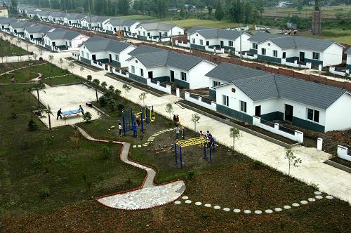 這是災(zāi)后重建的什邡市東岳村(2009年5月1日攝)。新華社發(fā)(廖文飛攝)
