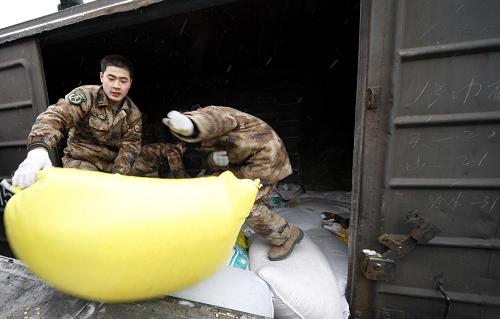 1月26日,阿勒泰軍分區(qū)官兵轉(zhuǎn)運救災(zāi)飼料。新華社發(fā)(李翔 攝)