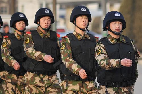 1月27日,武警銀川市支隊(duì)一大隊(duì)三中隊(duì)官兵在銀川火車站廣場(chǎng)巡邏。新華社記者 劉泉龍 攝