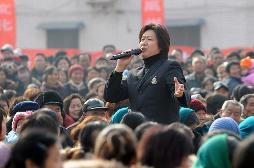 1月28日,河南歌舞演藝集團(tuán)演員燕峰在禹州市梁北村為鄉(xiāng)親們演唱歌曲。當(dāng)日,河南省2010年文化科技衛(wèi)生“三下鄉(xiāng)”活動(dòng)全面啟動(dòng),近百名藝術(shù)工作者、醫(yī)務(wù)人員和科技工作者來(lái)到河南省禹州市梁北村,給鄉(xiāng)親們送來(lái)冬日里的溫暖,受到群眾的歡迎。新華社記者 趙鵬 攝