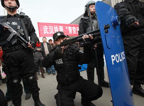 1月28日,武漢鐵路民警向旅客展示警用裝備。 新華社發(fā)(趙軍 攝)