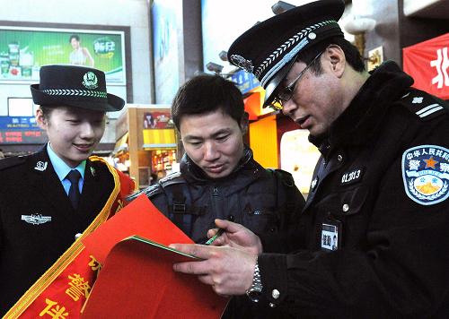 1月28日,鐵警在北京站候車大廳解答旅客問題。新華社記者 唐召明 攝