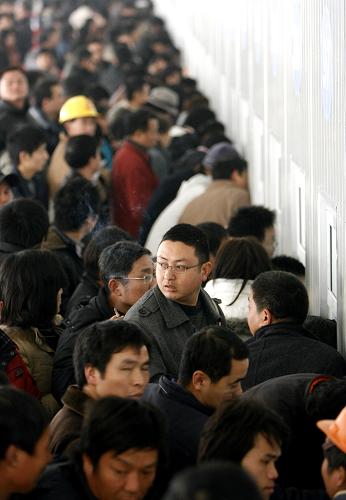 1月28日,上海火車站臨時(shí)搭建的車票大賣場(chǎng)內(nèi)擠滿了等待回鄉(xiāng)的人們。隨著鐵路上海站進(jìn)入春運(yùn)購票高峰期,上海至東北、西南、西北等方向的火車票票額十分緊張,“一票難求”的現(xiàn)象普遍存在,熱門線路運(yùn)力不足的矛盾依然突出。據(jù)悉,今年春運(yùn)期間,上海鐵路局在上海全市開設(shè)售票窗口達(dá)728個(gè),比2009年增加255個(gè),增長53.9%。新華社記者 陳飛 攝