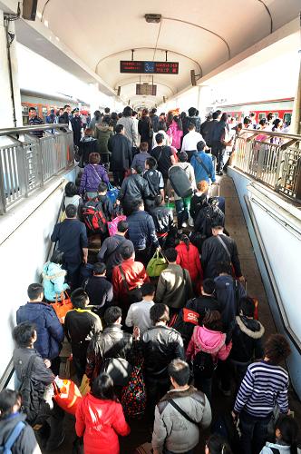 1月28日,旅客走上站臺準(zhǔn)備上車。新華社記者 盧漢欣 攝