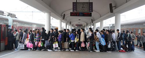 1月28日,旅客在火車站站臺排隊上車。新華社記者 盧漢欣 攝