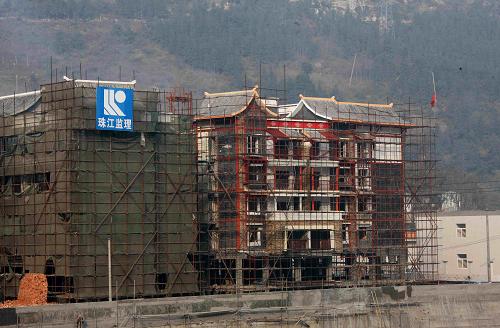 建設(shè)中的映秀鎮(zhèn)民族特色建筑(1月29日攝)。汶川大地震重災(zāi)區(qū)映秀鎮(zhèn)重建項目采用現(xiàn)代規(guī)劃理念,使用先進的建筑材料,將在0.67平方公里的范圍內(nèi)建成防災(zāi)減災(zāi)示范工程和民族特色的小城鎮(zhèn)。項目由廣東省東莞市對口援建,總投資約20億元。新華社記者 汪永基 攝