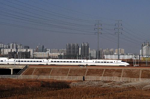 一輛試運(yùn)行的“和諧號(hào)”列車經(jīng)過(guò)洛陽(yáng)市區(qū)(1月22日攝)。新華社記者 王頌 攝