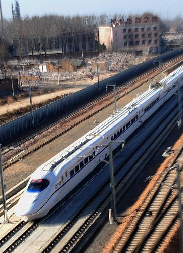 一輛試運(yùn)行的“和諧號(hào)”列車駛進(jìn)洛陽(yáng)龍門車站(1月13日攝)。新華社記者 王頌 攝