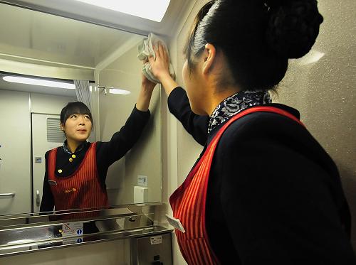 1月29日,一位服務(wù)員在試運(yùn)行的“和諧號(hào)”列車上清潔盥洗間。新華社記者 王頌 攝
