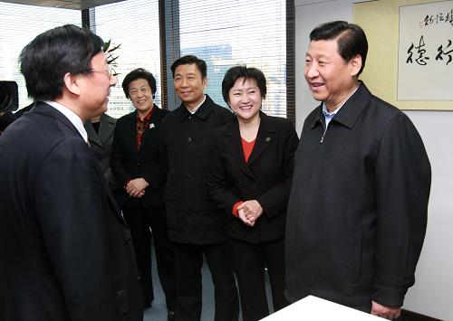 1月29日,中共中央政治局常委、中央書(shū)記處書(shū)記、國(guó)家副主席、中央深入學(xué)習(xí)實(shí)踐科學(xué)發(fā)展觀活動(dòng)領(lǐng)導(dǎo)小組組長(zhǎng)習(xí)近平在北京調(diào)研新社會(huì)組織開(kāi)展深入學(xué)習(xí)實(shí)踐科學(xué)發(fā)展觀活動(dòng)的情況。這是習(xí)近平在德恒律師事務(wù)所調(diào)研律師行業(yè)開(kāi)展學(xué)習(xí)實(shí)踐活動(dòng)情況。新華社記者 龐興雷攝