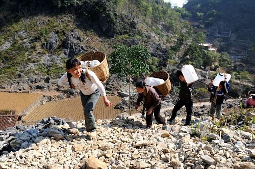 廣西東蘭縣三弄瑤族鄉(xiāng)三合村群眾背水回家(2月10日攝)。山塘干涸、河流斷流、水源枯竭……歷史罕見的夏秋冬連旱,讓地處大石山區(qū)的廣西河池市東蘭、鳳山、巴馬、天峨等多個(gè)縣,以及百色市、崇左市部分地區(qū)出現(xiàn)嚴(yán)重干旱。在黨中央、國務(wù)院的堅(jiān)強(qiáng)領(lǐng)導(dǎo)下,旱區(qū)各級黨委、政府帶領(lǐng)干部群眾正譜寫著一曲戰(zhàn)天斗地的英雄壯歌。新華社記者 黃孝邦 攝