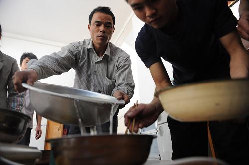 廣西東蘭縣東蘭鎮(zhèn)田洞村的一戶村民在準(zhǔn)備過年吃的食品(2月10日攝)。新華社記者 黃孝邦 攝