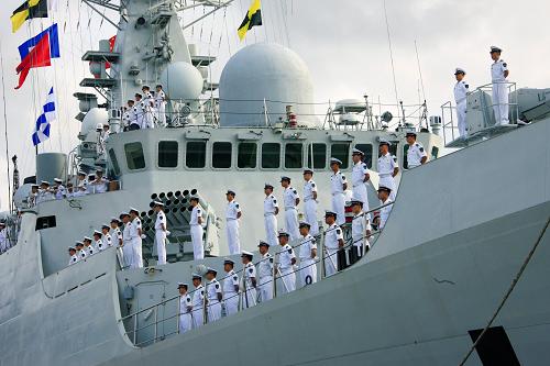 3月4日,“廣州”號(hào)導(dǎo)彈驅(qū)逐艦官兵整齊列隊(duì),參加起航儀式。當(dāng)日,中國(guó)海軍第五批護(hù)航編隊(duì)從海南三亞某軍港碼頭解纜起航,赴亞丁灣、索馬里海域接替第四批護(hù)航編隊(duì)執(zhí)行護(hù)航任務(wù)。第五批護(hù)航編隊(duì)由海軍南海艦隊(duì)“廣州”號(hào)導(dǎo)彈驅(qū)逐艦、“微山湖”號(hào)綜合補(bǔ)給艦、2架艦載直升機(jī)和數(shù)十名特戰(zhàn)隊(duì)員,以及先期到達(dá)亞丁灣、索馬里海域執(zhí)行護(hù)航任務(wù)的“巢湖”號(hào)導(dǎo)彈護(hù)衛(wèi)艦組成,整個(gè)編隊(duì)共800余人。海軍第五批護(hù)航編隊(duì)將于3月中旬抵達(dá)亞丁灣東部海域,接替正在那里執(zhí)行護(hù)航任務(wù)的第四批護(hù)航編隊(duì),中國(guó)海軍護(hù)航行動(dòng)又向著有序接替、常態(tài)化運(yùn)行邁出了新的步伐。新華社記者 查春明 攝
