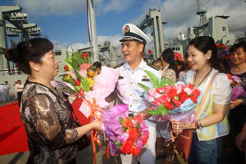 3月4日,起航前,護(hù)航編隊(duì)指揮員張文旦(中)同家人話別。新華社記者 查春明 攝