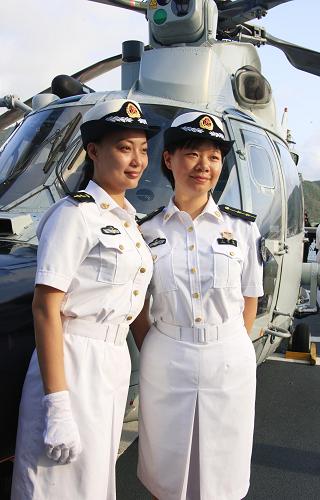 3月4日,隨“廣州”艦參加護(hù)航的海軍女軍官。新華社記者 查春明 攝