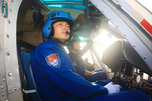 3月4日,中國(guó)海軍第五批護(hù)航編隊(duì)直升機(jī)機(jī)長(zhǎng)崔敖在直升機(jī)上進(jìn)行檢試。新華社記者 查春明 攝