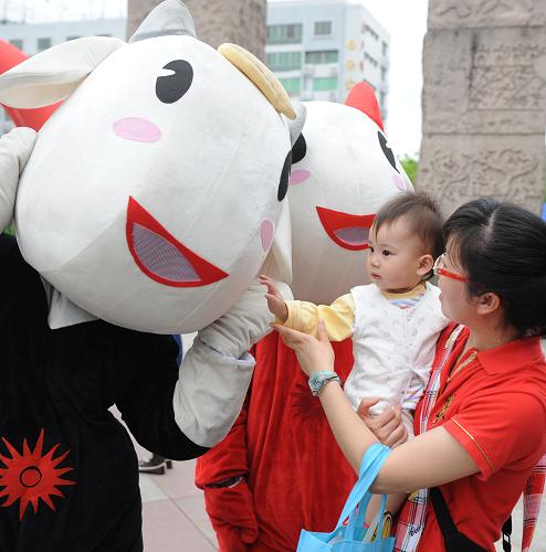 3月5日,市民在志愿者服務(wù)日活動(dòng)上與亞運(yùn)會(huì)吉祥物“樂(lè)羊羊”互動(dòng)玩耍。新華社記者 盧漢欣 攝