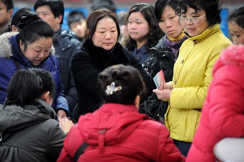 3月5日,求職者在江蘇省人力資源市場了解招聘信息。當日,江蘇省人力資源和社會保障廳、省婦聯(lián)和省總工會在南京聯(lián)合舉辦“迎三八·架金橋”女性就業(yè)援助招聘活動,針對返城農(nóng)村婦女勞動力、女性下崗失業(yè)人員等需要幫扶對象,近百家用人單位提供就業(yè)崗位信息2000多條。新華社記者 韓瑜慶 攝