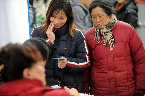 3月5日,求職者在江蘇省人力資源市場向用人單位的工作人員了解招聘信息。新華社記者 韓瑜慶 攝