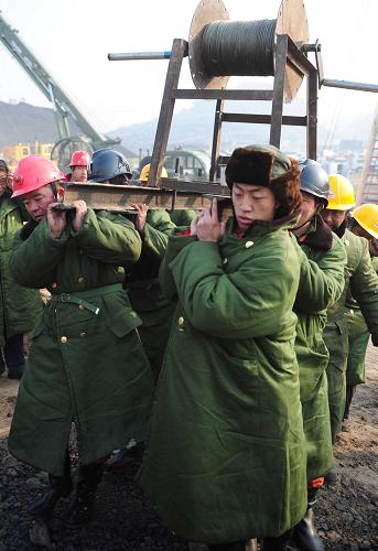 3月6日,救援人員準(zhǔn)備往井下送聲光設(shè)備。新華社記者 任軍川 攝