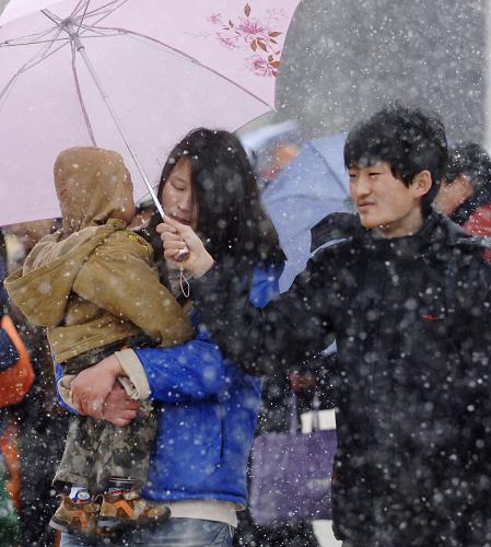 3月6日,旅客在合肥火車站準(zhǔn)備乘車。新華社記者 李健 攝