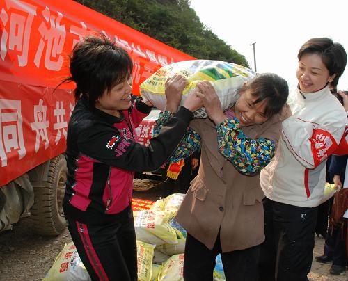 3月26日,廣西河池市巾幗抗旱救災(zāi)服務(wù)隊(duì)向東蘭縣隘洞鎮(zhèn)板開村群眾贈(zèng)送化肥等農(nóng)資。在災(zāi)情面前,河池市婦聯(lián)積極行動(dòng),組成了河池市巾幗抗旱救災(zāi)服務(wù)隊(duì),深入旱區(qū)開展抗旱救災(zāi)工作。新華社發(fā)(劉廷智 攝)