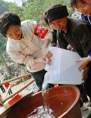 3月26日,廣西河池市巾幗抗旱救災(zāi)服務(wù)隊(duì)在東蘭縣隘洞鎮(zhèn)板開村為孤寡老人韋乜練送水。新華社發(fā)(劉廷智 攝)